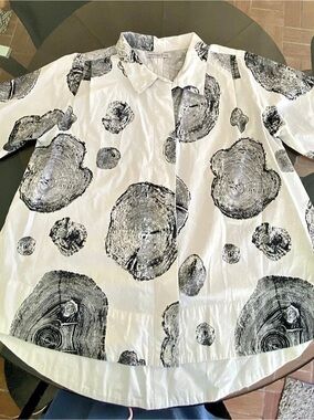 snapdragon & twig Wood-Grain Print Button Down White & Black Small